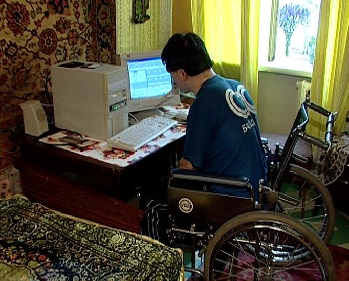 Инвалиды сдают экзамены. Инвалид за компьютером. Дети инвалиды. Компьютер для инвалидов. Труд инвалидов.